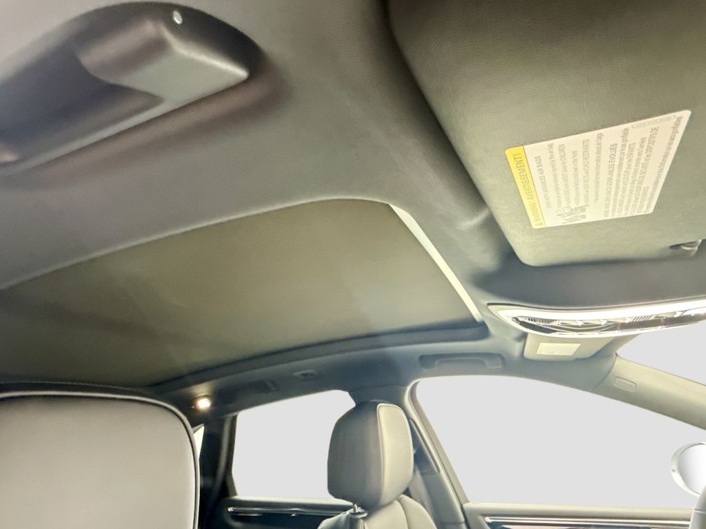 Thumbnail: 2026 Porsche Macan - 21