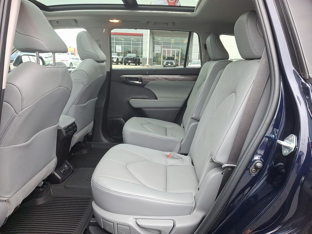 Thumbnail: 2025 Toyota Highlander - 10