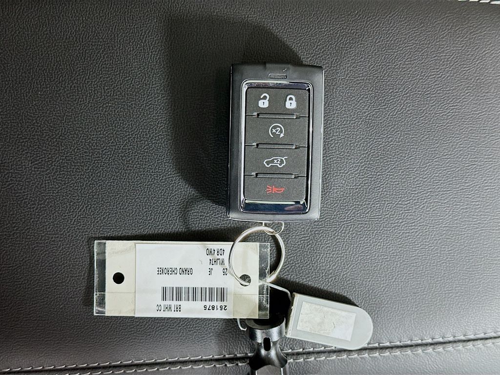 New 2025 White Jeep Altitude X image 20