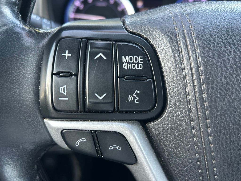 2017 Toyota Highlander SE 26