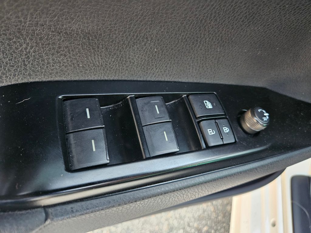 2025 Toyota Camry SE 17