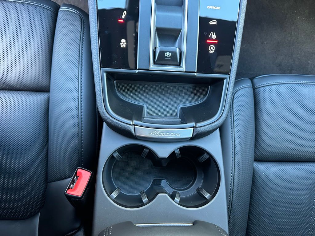 Thumbnail: 2026 Porsche Macan - 29