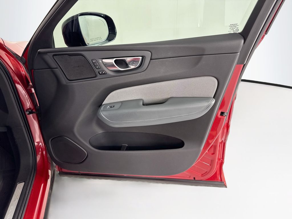 Thumbnail: 2021 Volvo XC60 - 25