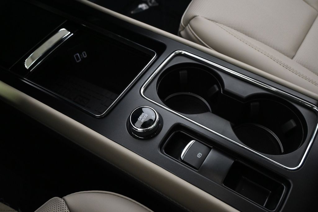 New 2026 White Lincoln Premiere image 32