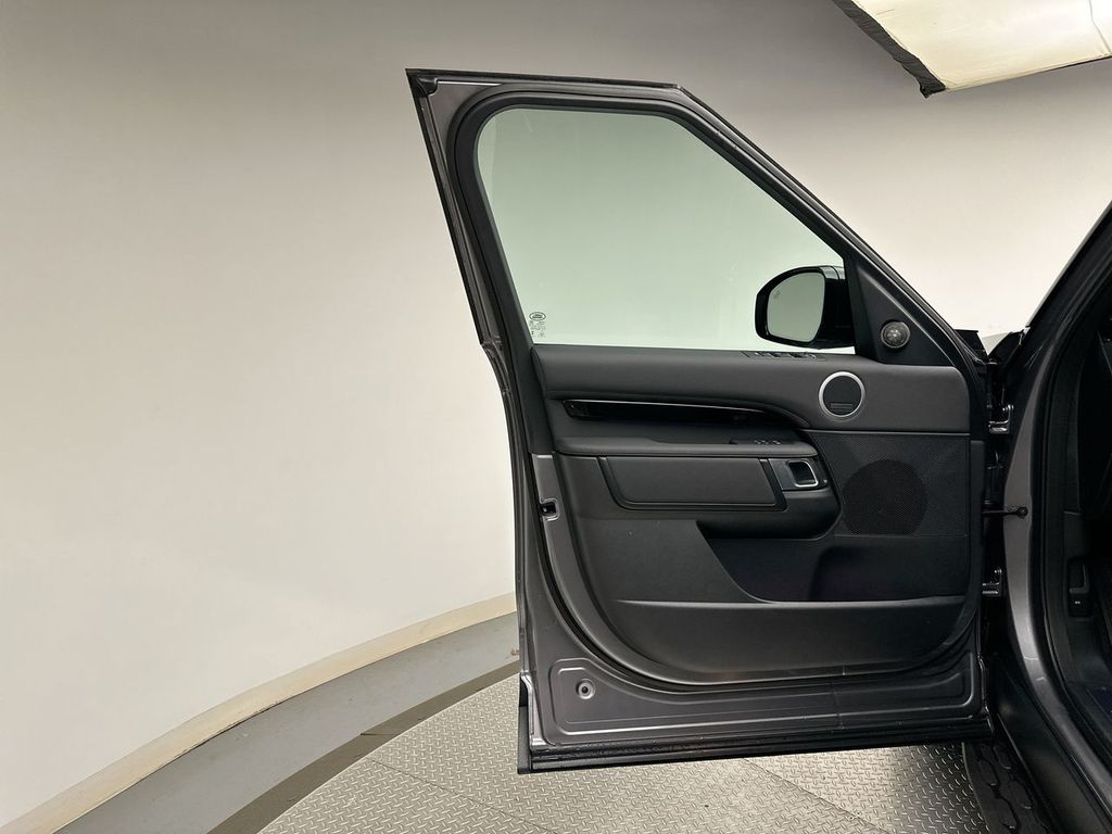 Thumbnail: 2026 Land Rover Discovery - 9