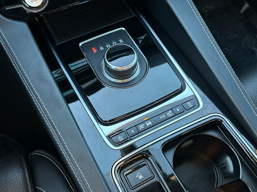 Thumbnail: 2019 Jaguar F-Pace - 27