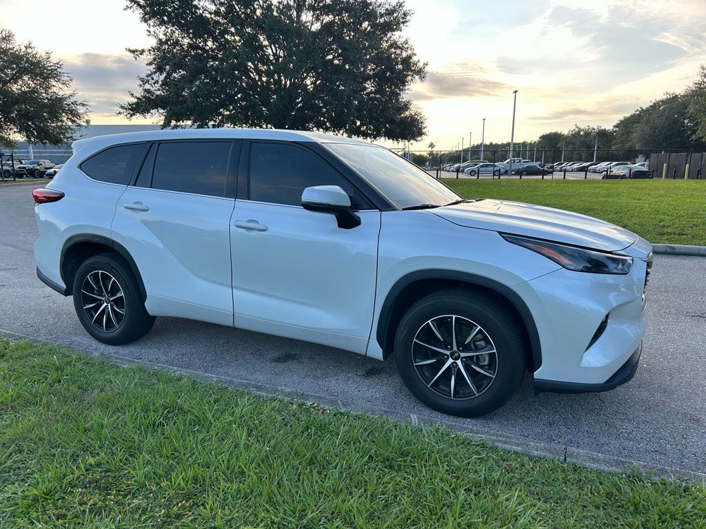Thumbnail: 2022 Toyota Highlander - 7