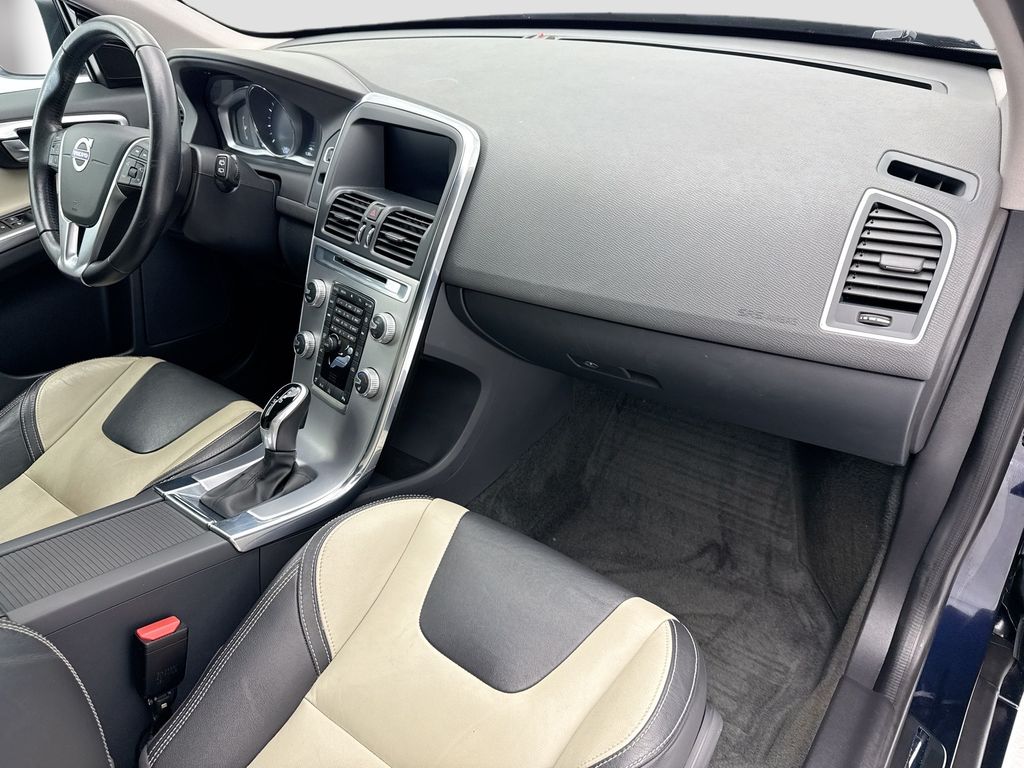 Thumbnail: 2017 Volvo XC60 - 16