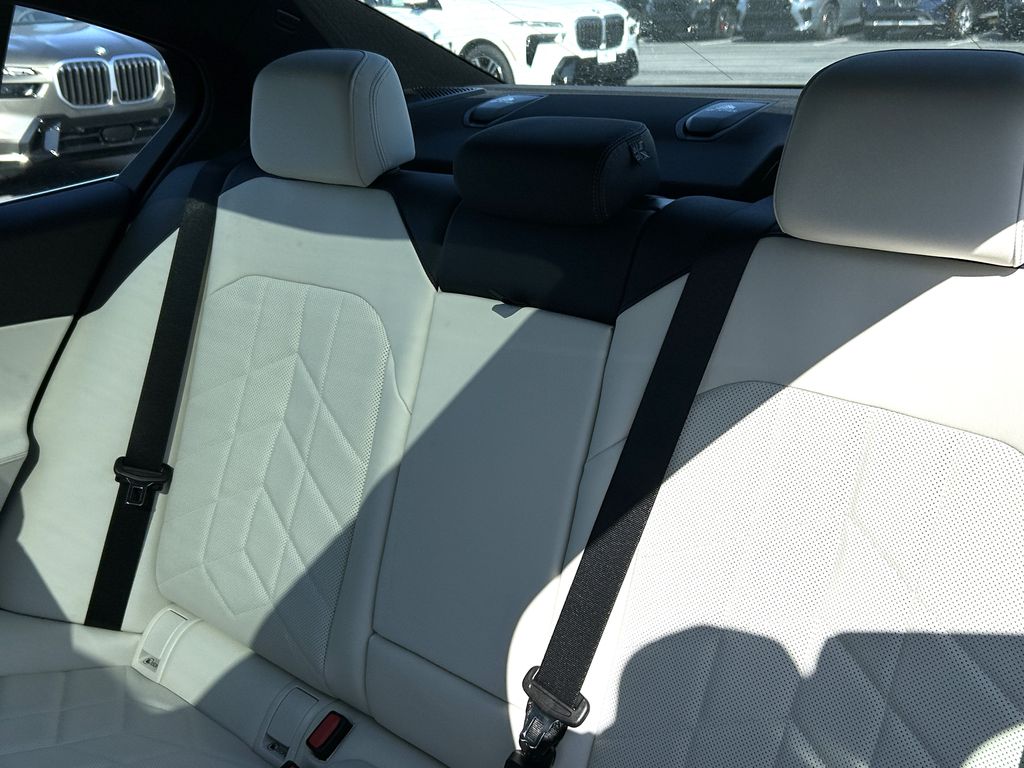 2025 BMW 5 Series 530i 32