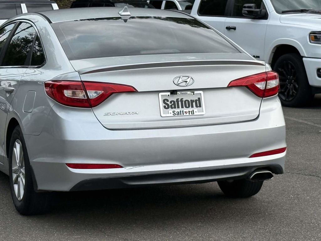 Used 2015 Silver Hyundai SE image 10