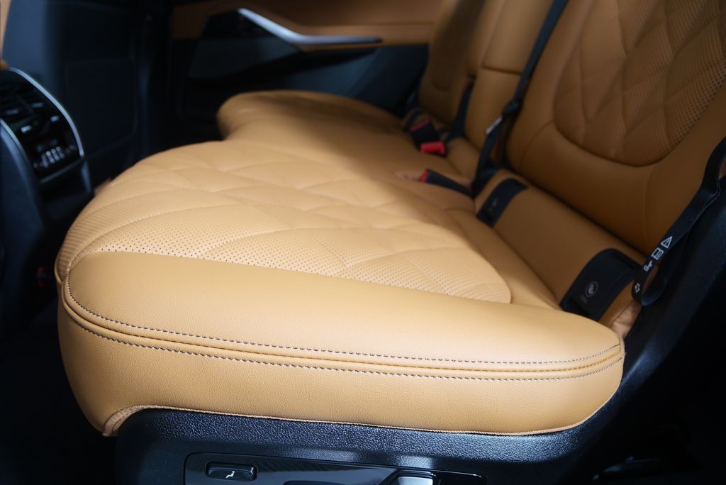 Thumbnail: 2026 BMW X7 - 15