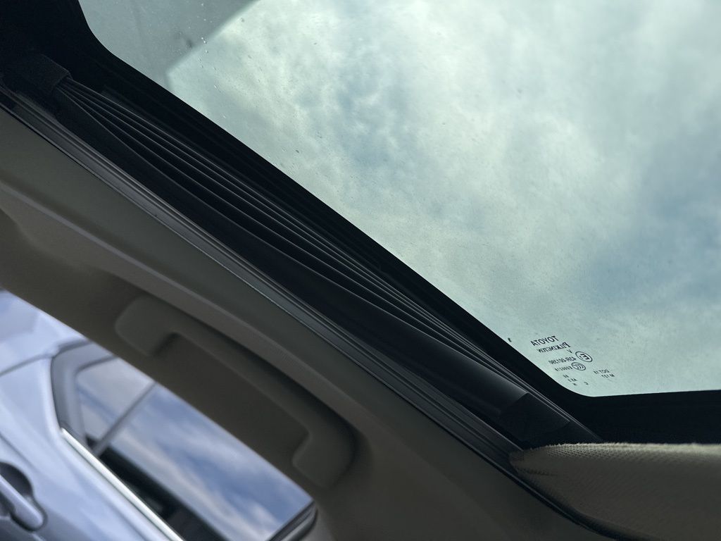 Thumbnail: 2015 Toyota Sienna - 9