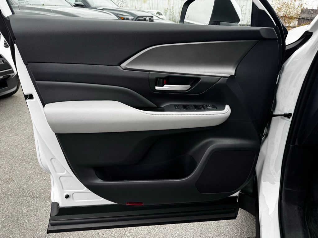 2025 Toyota Grand Highlander LE AWD photo 19