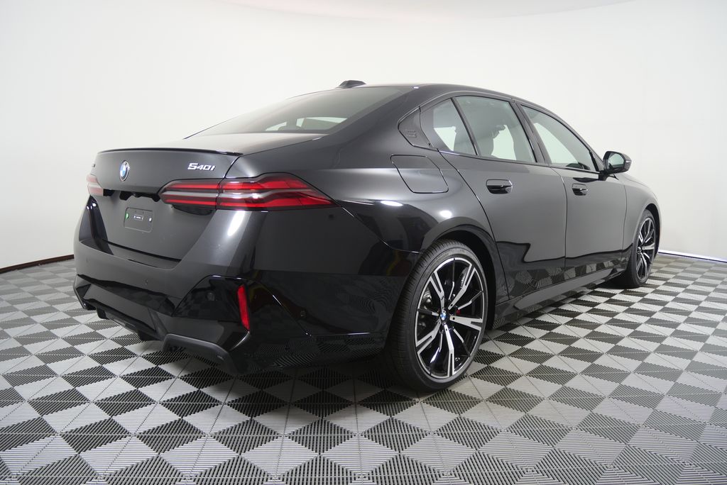 Thumbnail: 2027 BMW 5 Series - 3