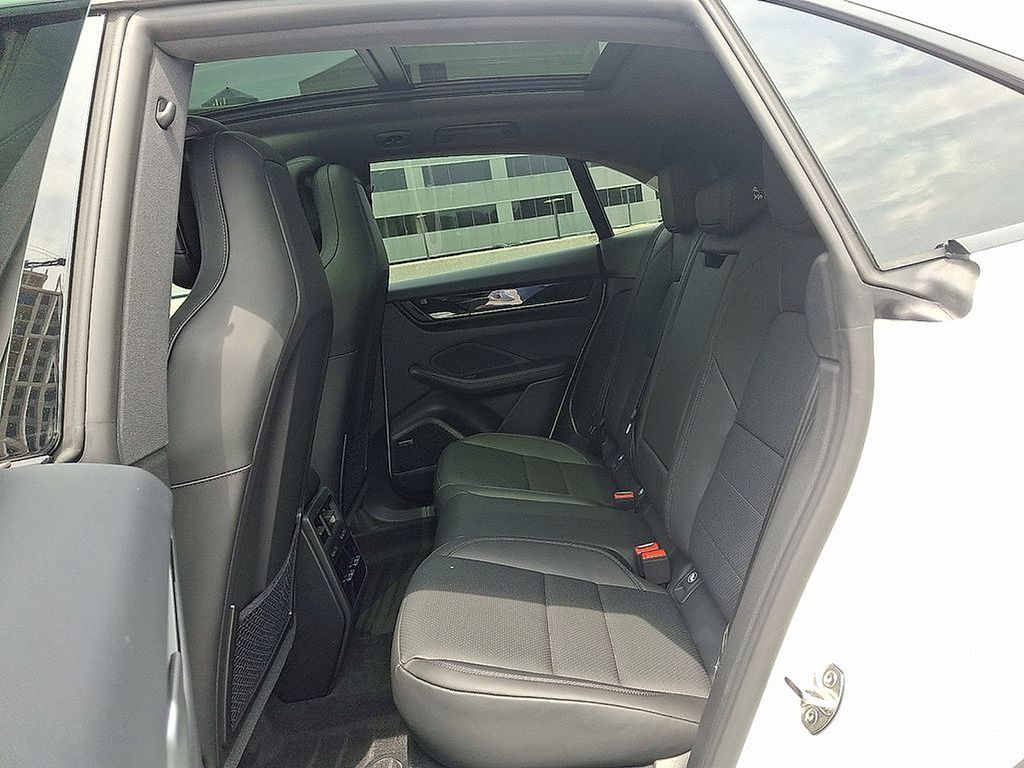 Thumbnail: 2025 Porsche Macan - 12