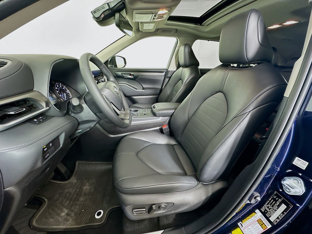 2025 Toyota Highlander XLE 21