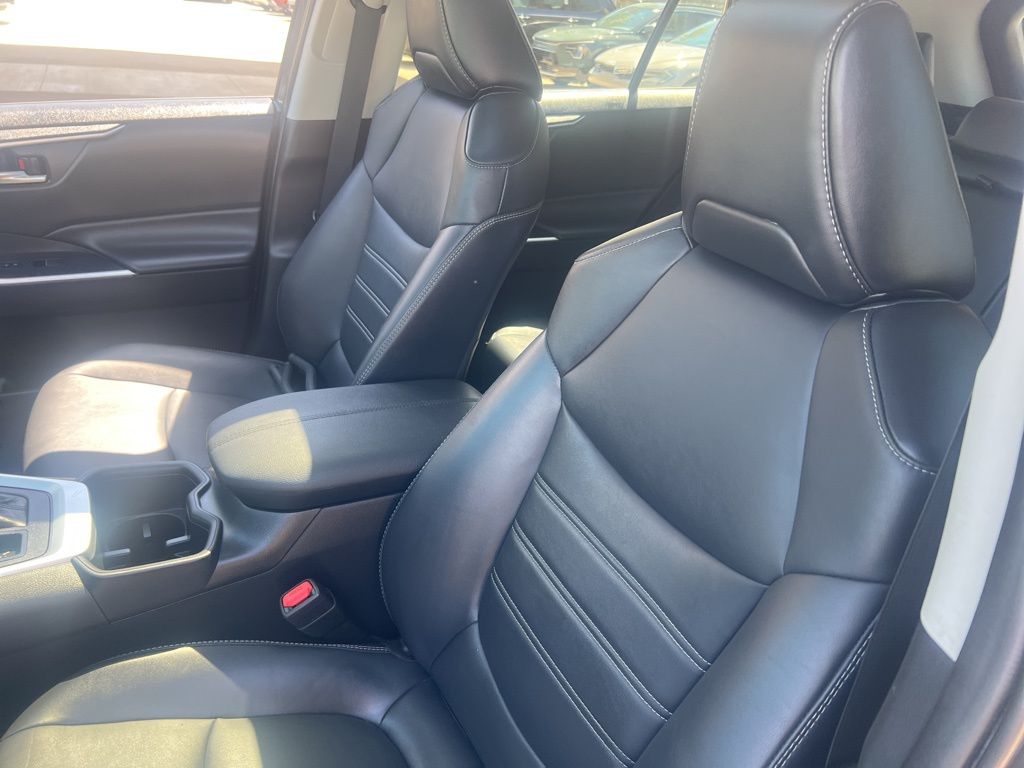 2022 Toyota RAV4 XLE Premium photo
