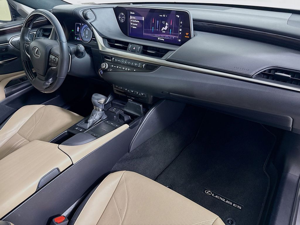 Thumbnail: 2021 Lexus ES - 30