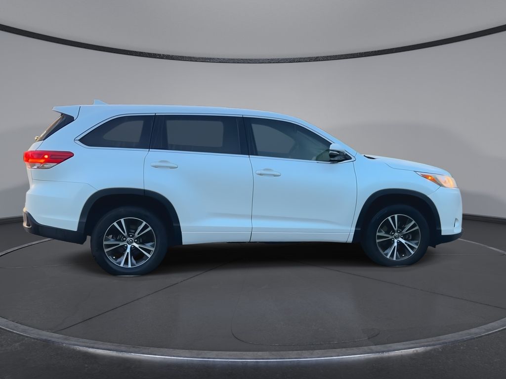 Thumbnail: 2017 Toyota Highlander - 9