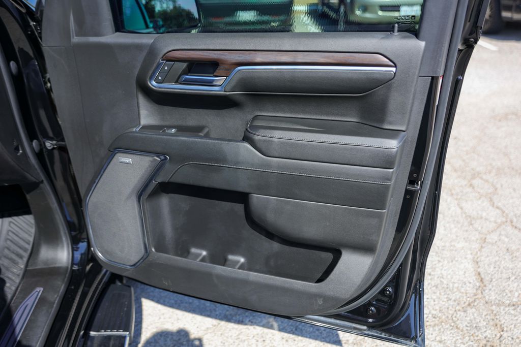 Used 2024 Black GMC SLT image 31