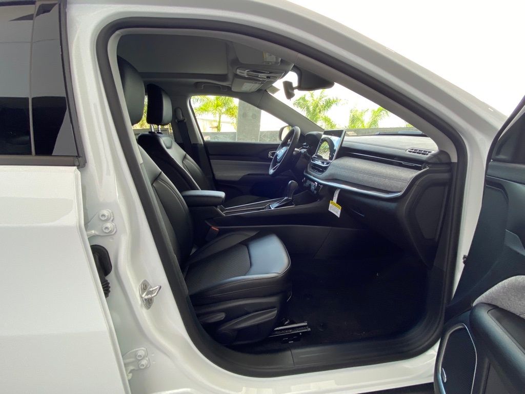 New 2022 Bright White Clearcoat Jeep Latitude image 17