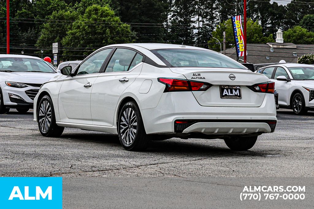 Used 2025 White Nissan 2.5 SV image 7