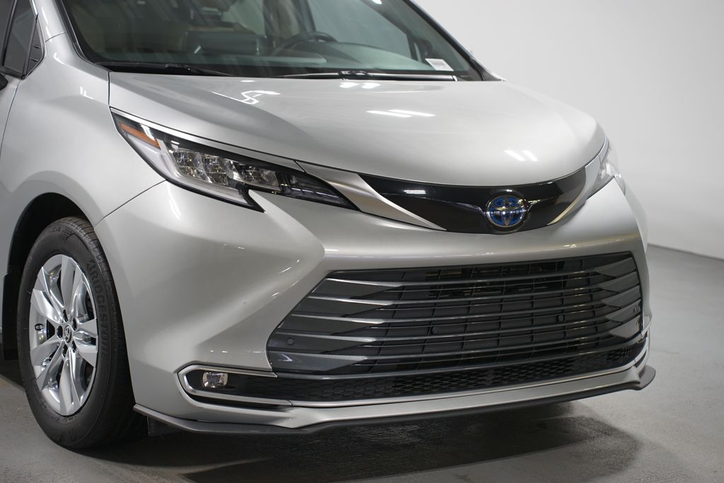 Thumbnail: 2023 Toyota Sienna - 4