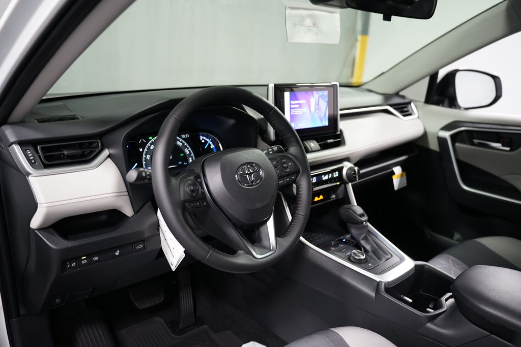 2025 Toyota RAV4 XLE 11