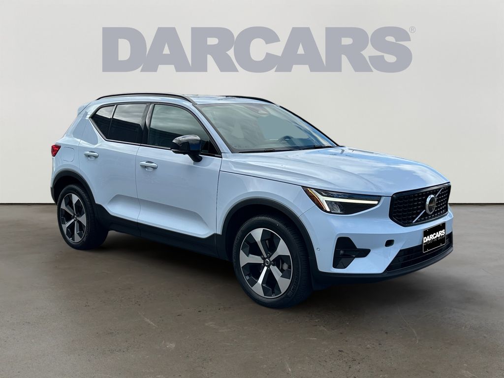 2025 Volvo XC40 B5 Plus Dark Theme AWD
