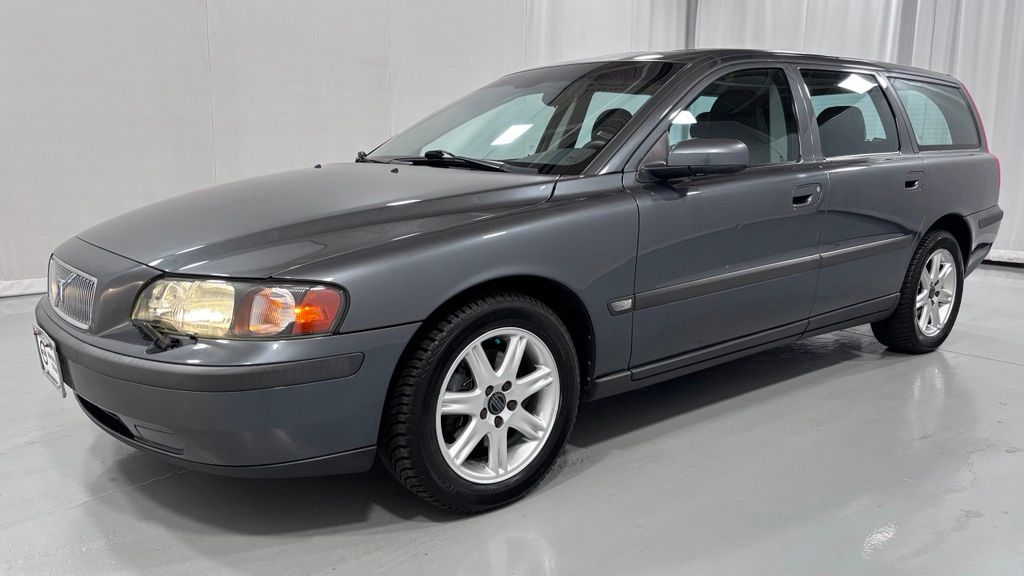 Titanium Gray Metallic 2004 Volvo V70 2.4 Wagon Front-Wheel Drive 5-Speed Automatic