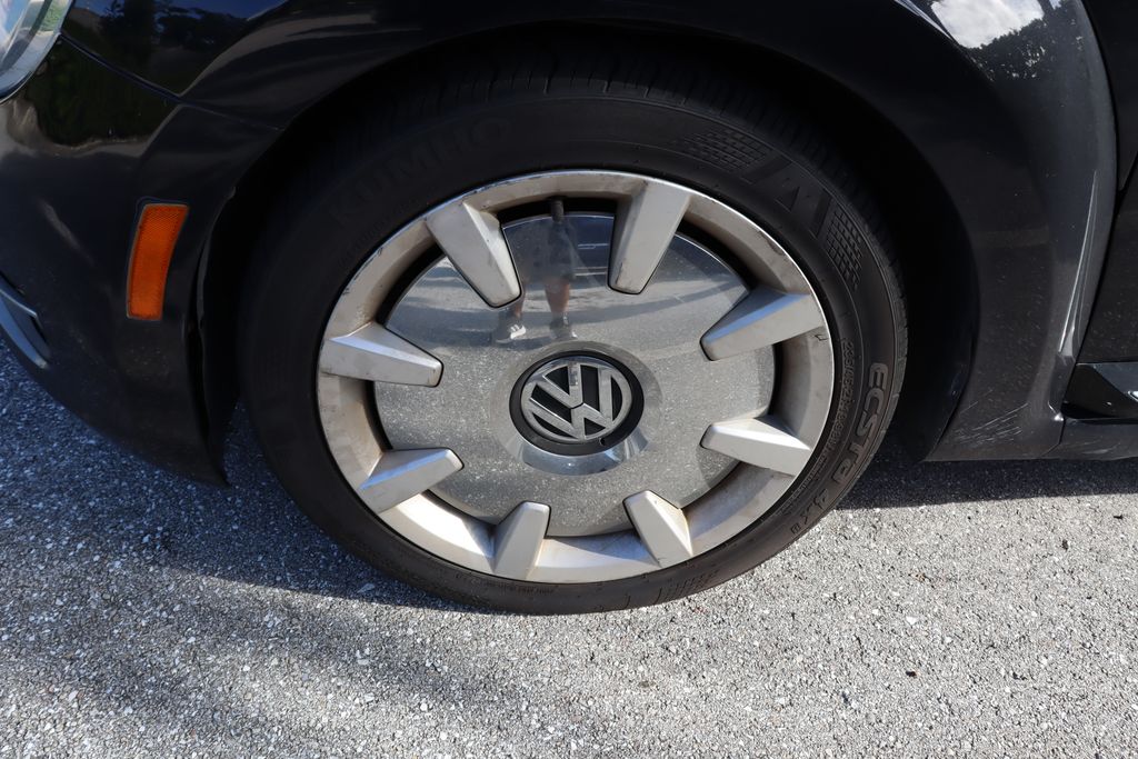 Thumbnail: 2013 Volkswagen Beetle - 4