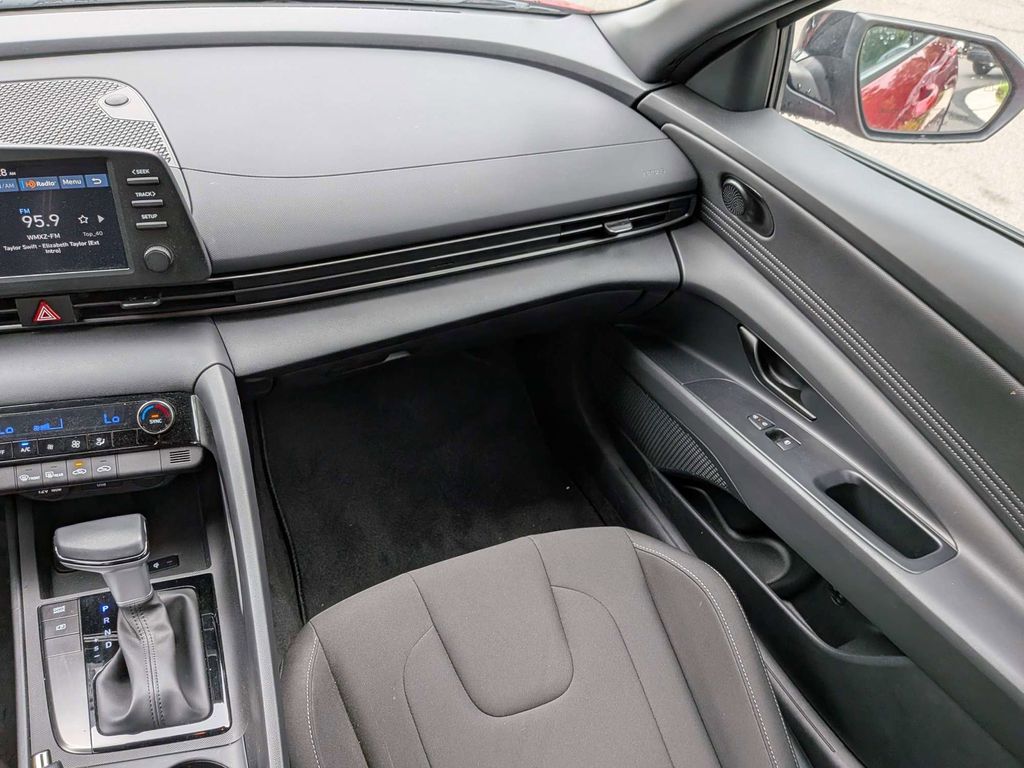 2025 Hyundai Elantra SEL - Photo 18