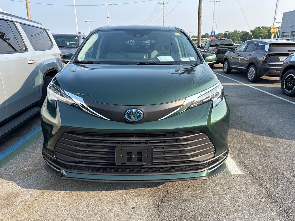 2021 Toyota Sienna — photo 2