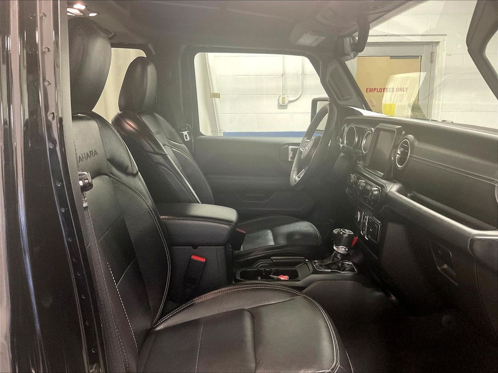 2023 Jeep Wrangler — photo 11