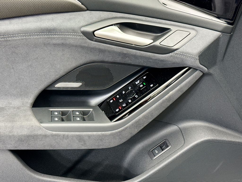 Thumbnail: 2025 Audi S6 - 23