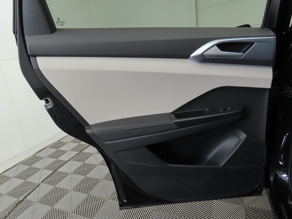 2025 Volkswagen Taos SE 27