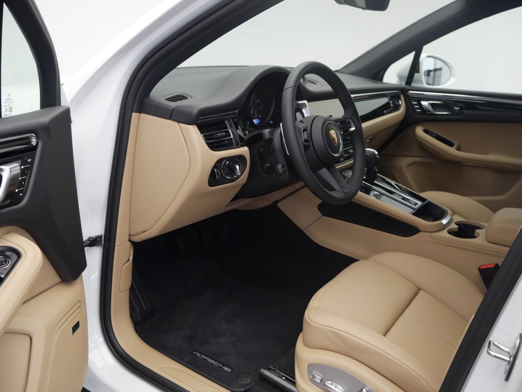 Thumbnail: 2026 Porsche Macan - 4