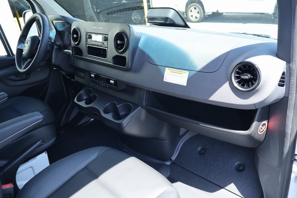 Thumbnail: 2025 Mercedes-Benz Sprinter - 5