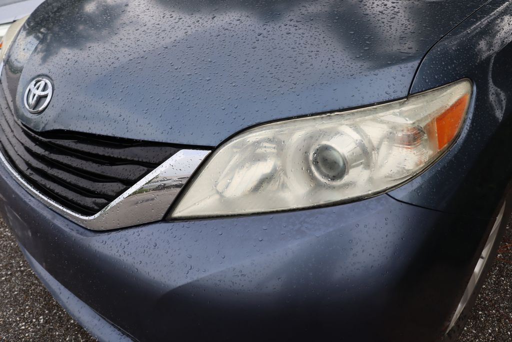 Thumbnail: 2014 Toyota Sienna - 3