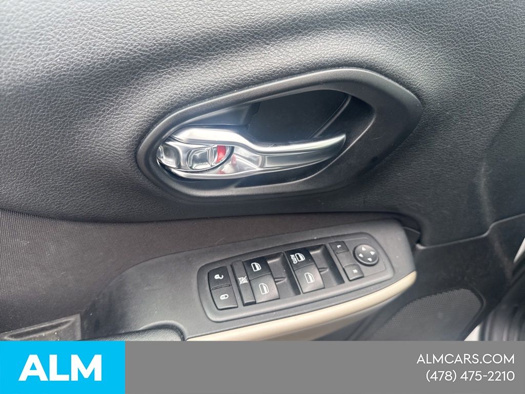 Used 2018 White Jeep Latitude image 16
