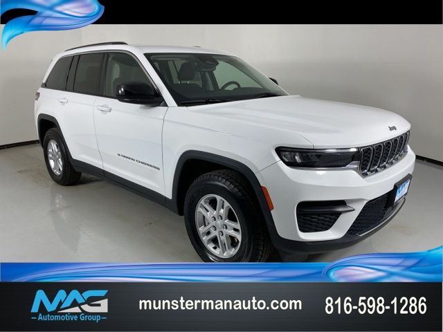 Bright White Clearcoat 2024 Jeep Grand Cherokee Laredo 4WD SUV / Crossover Four-Wheel Drive 8-Speed Automatic