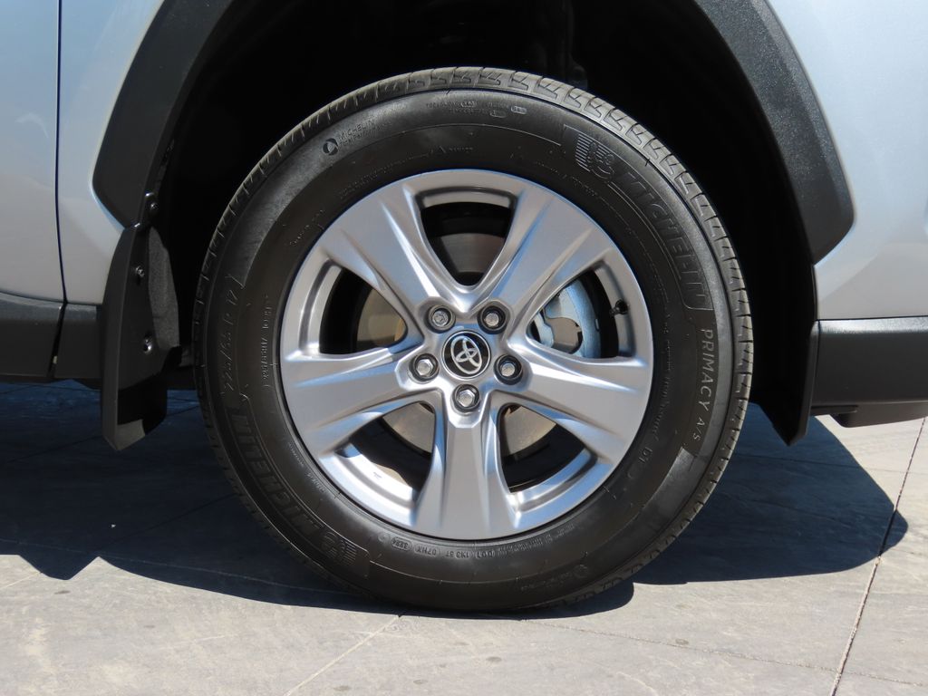 2024 Toyota RAV4 XLE 32