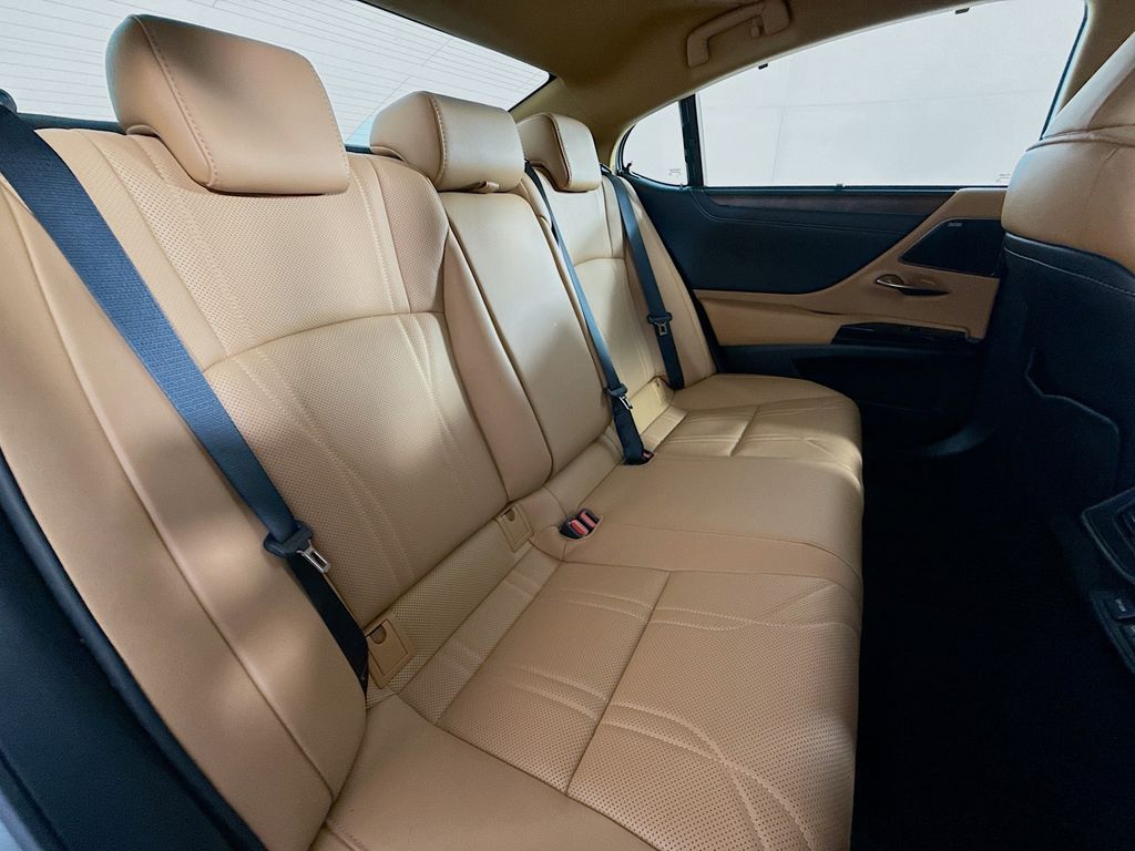 2022 Lexus ES  28