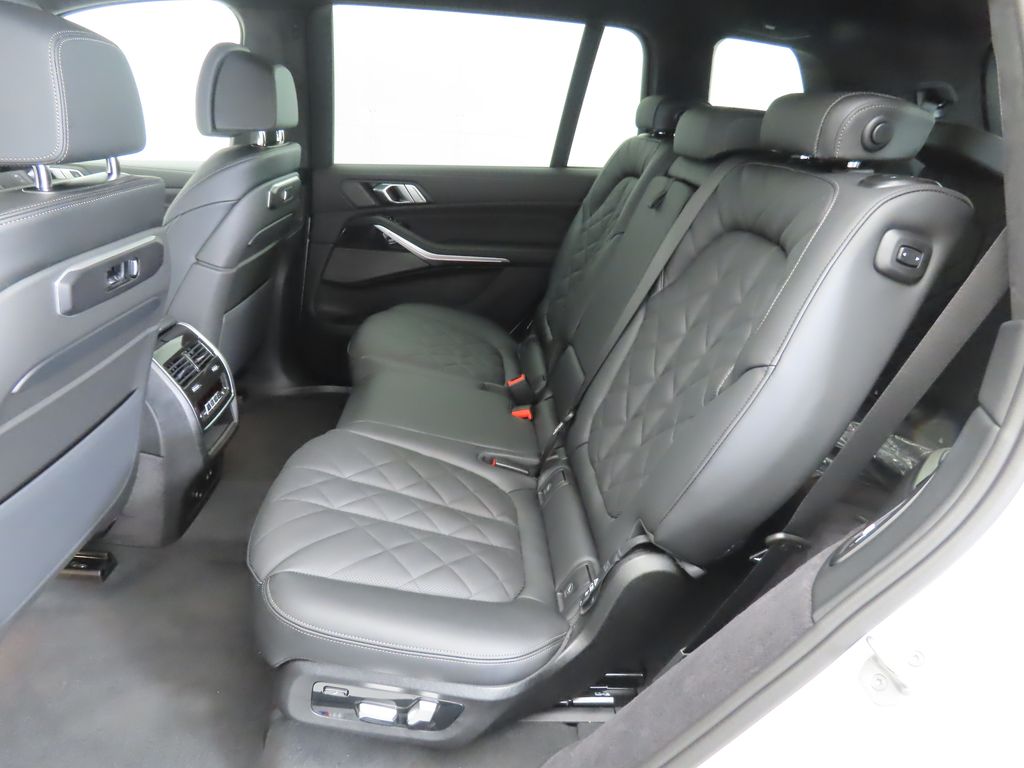Thumbnail: 2026 BMW X7 - 21