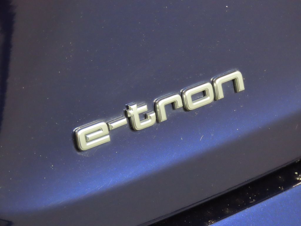 Thumbnail: 2022 Audi e-tron - 9