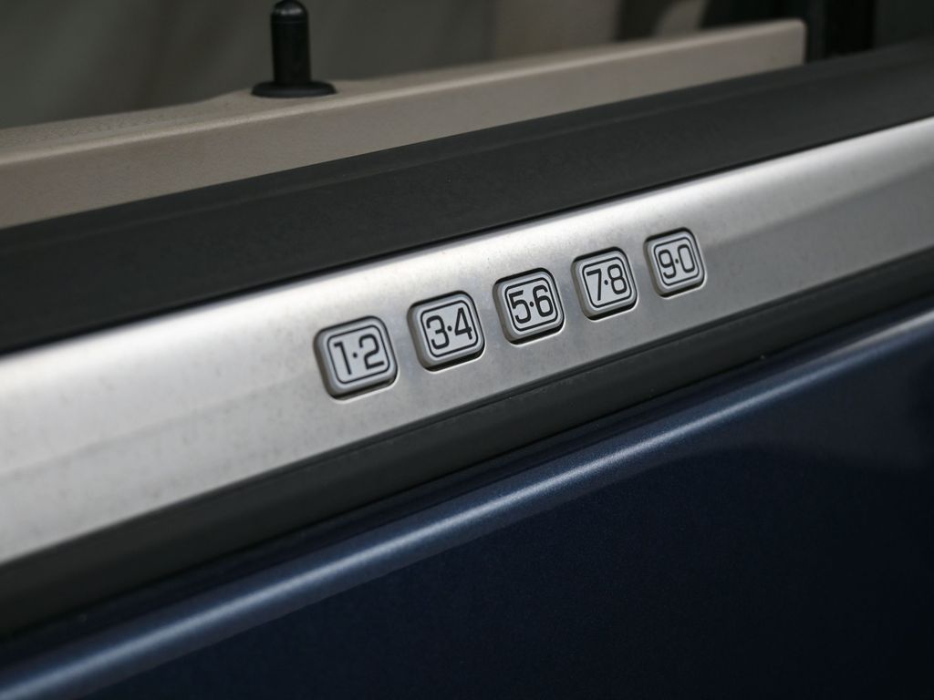 Used 2016 Midnight Lincoln Select image 35