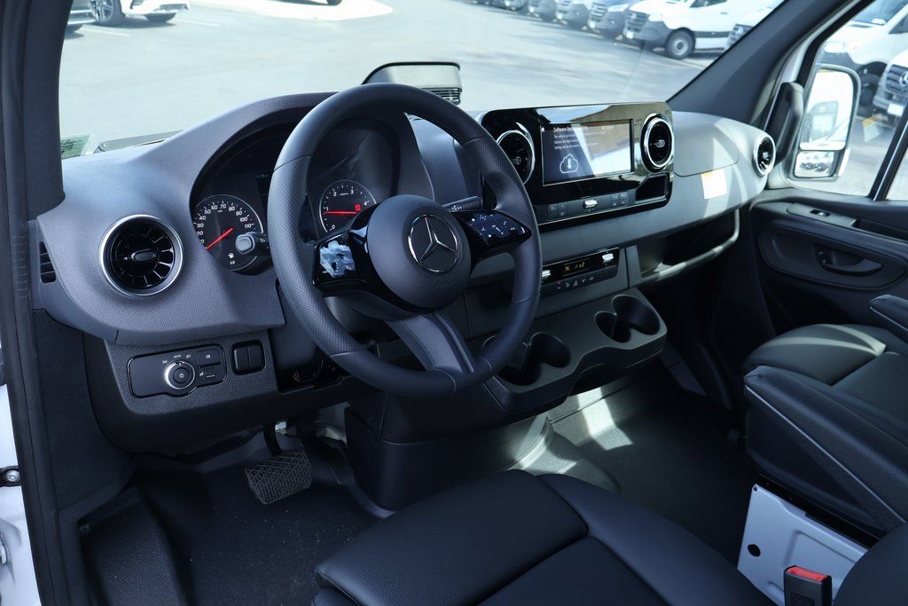 Thumbnail: 2025 Mercedes-Benz Sprinter - 3