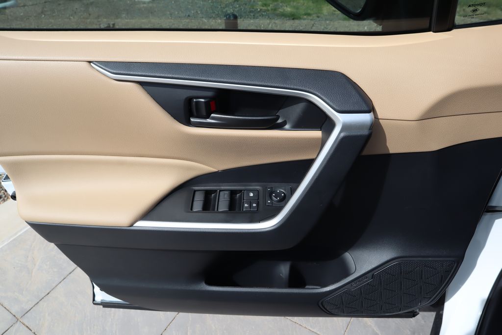 2025 Toyota RAV4 LE 23