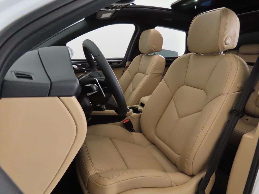 Thumbnail: 2026 Porsche Macan - 5