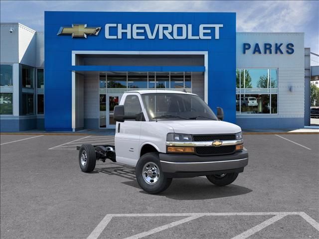 Summit White 2025 Chevrolet Express Chassis 3500 Cutaway 139 Van Rear-Wheel Drive 8-Speed Automatic